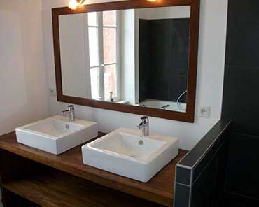 Pose d'évier plan double vasque pour une salle de bains